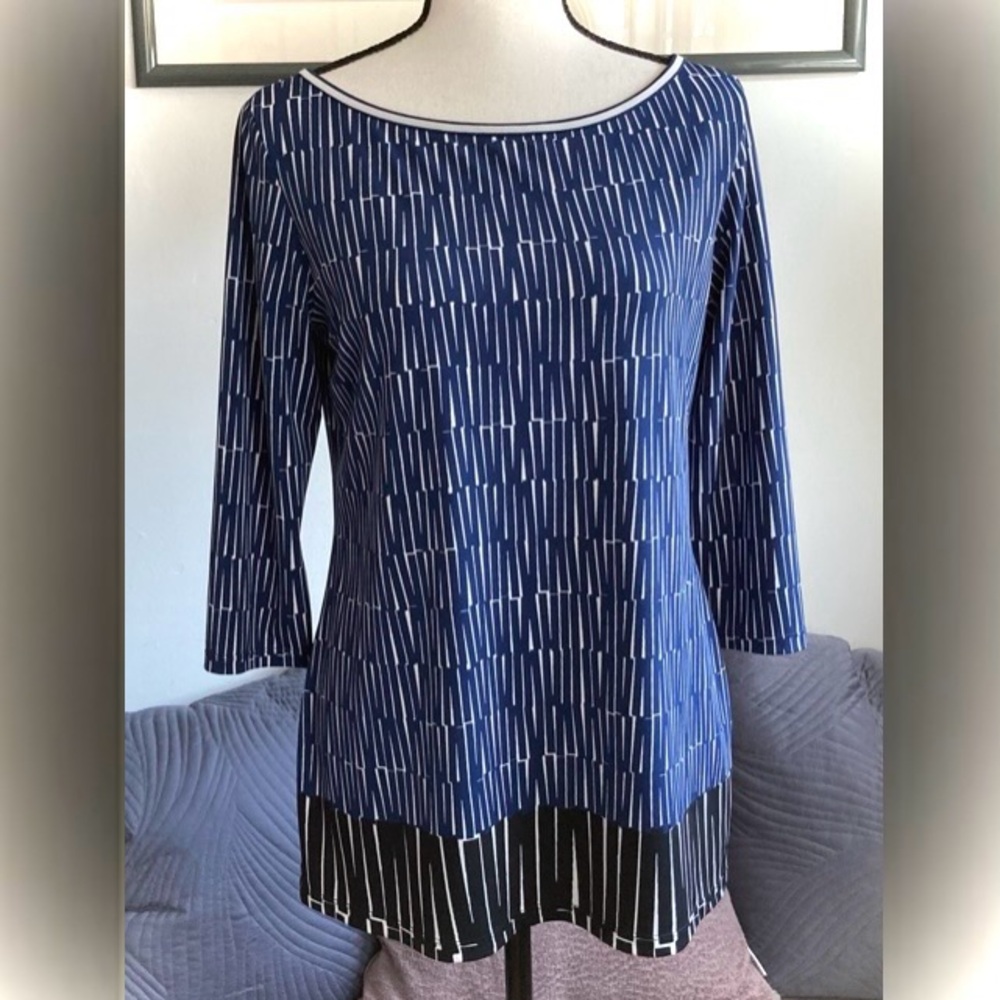 EUC MAX STUDIO printed 3/4 sleeve top. Navy w/ Black Size S
